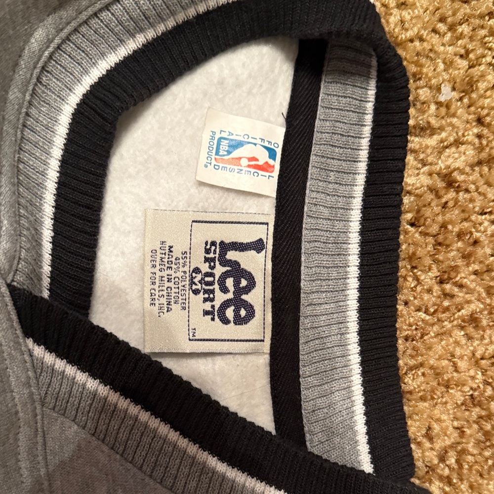 Lee Gray V-Neck Chicago Bulls Pullover with Red and Black Logo - Picture 3 of 6